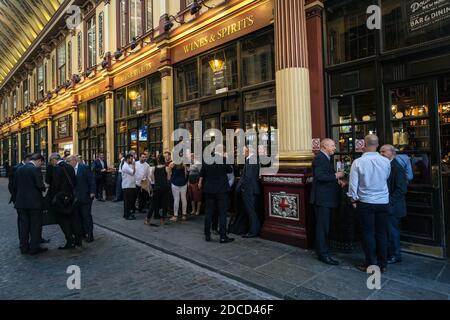 Grande-Bretagne / Angleterre / Londres / Cité de Londres / les travailleurs de la ville de Londres boivent au Lamb Tavern, Leadenhall Market Banque D'Images