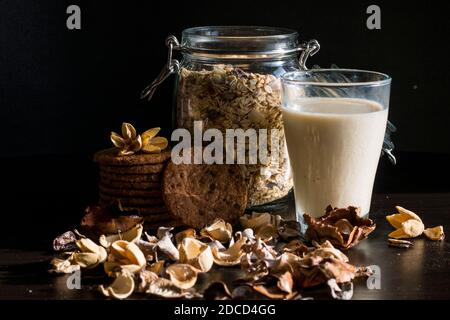 Petit-déjeuner sain servi le matin avec des céréales entières de céréales de maïs muesli, du lait frais dans un verre et une pile de délicieux biscuits faits maison au chocolat Banque D'Images