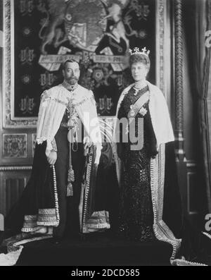 Le roi George V et la reine Mary se sont vêtus pour leur première ouverture d'État du Parlement. Banque D'Images