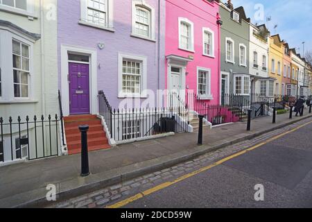 Une rangée de maisons de ville multicolores dans le quartier de Kensington et Chelsea à Londres. Banque D'Images