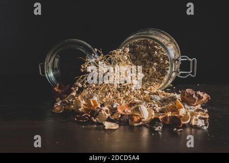 Petit déjeuner sain servi le matin avec des céréales entières et des raisins secs de maïs sur fond de bois sombre dans un style vintage. Une alimentation saine dans la Mo Banque D'Images