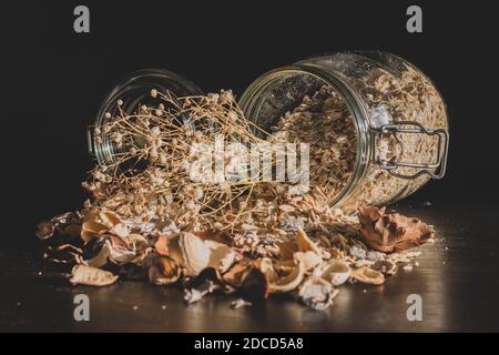 Petit déjeuner sain servi le matin avec des céréales entières et des raisins secs de maïs sur fond de bois sombre dans un style vintage. Une alimentation saine dans la Mo Banque D'Images