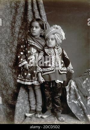 Enfants de Kashmiri dans le churidar 1890. Banque D'Images