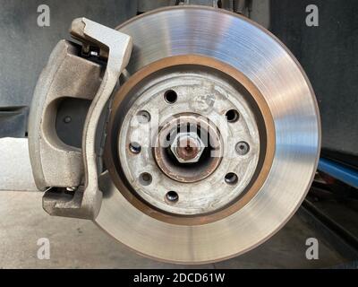 Système de freinage avec disque ouvert pour l'entretien et la réparation. Gros plan sur le frein à disque de la voiture Banque D'Images