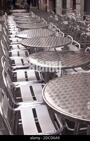 Vider les tables et les chaises dans un caffé italien, pendant le verrouillage. Banque D'Images