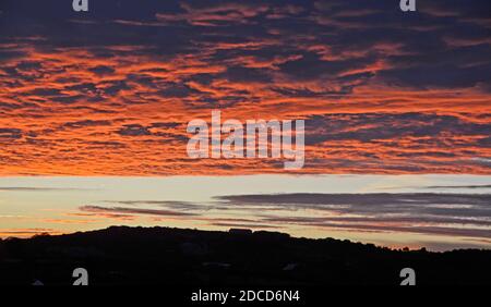 Un coucher de soleil saisissant, vue à l'ouest de Treverva, près de Falmouth dans Cornwall Banque D'Images