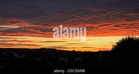 Un coucher de soleil saisissant, vue à l'ouest de Treverva, près de Falmouth dans Cornwall Banque D'Images