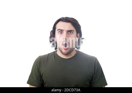 Portrait d'un jeune homme choqué, long style de cheveux bouclés, regardant avec les grands yeux et la bouche ouverte isolée sur fond blanc. Un gars épaté, expres épaté Banque D'Images