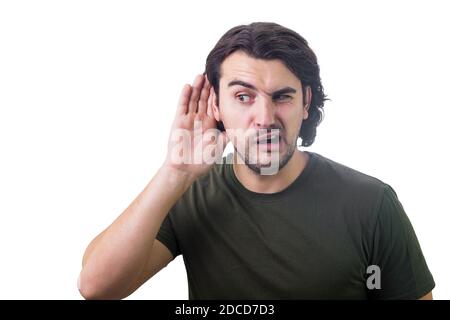 Curieux et gossipy jeune homme, geste main à oreille, essayant d'écouter quelqu'un conversation. Slanderer Guy veulent entendre le secret étranger, fait de grands yeux l Banque D'Images