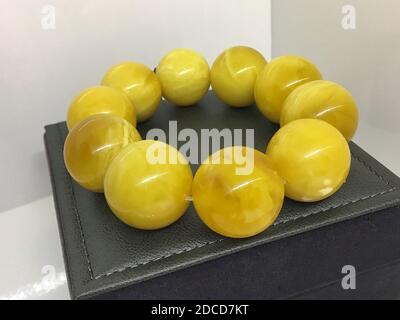 Un bracelet fait de grosses boules d'ambre Baltique blanc Banque D'Images