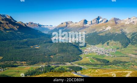 Vue depuis Muottas Muragl (Grisons, Suisse) de Celerina, la vallée de la haute Engadine et les quatre lacs de la haute Engadine Banque D'Images