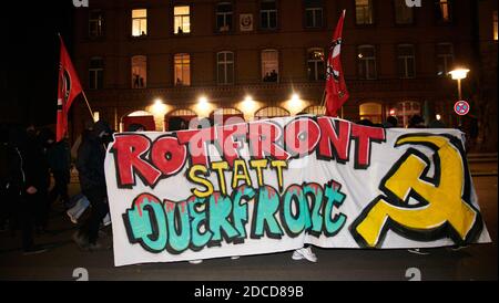 Berlin, Allemagne. 20 novembre 2020. Les manifestants tiennent une bannière disant « front rouge au lieu du front transversal ! » 'Les participants d'une manifestation avec le slogan 'manifestation antifasciste de quartier' mars par Prenzlauer Berg crédit: Annette Riedl/dpa/Alay Live News Banque D'Images