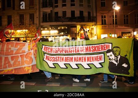 Berlin, Allemagne. 20 novembre 2020. Les manifestants tiennent une bannière avec l'inscription « Demask right-wing populistes! Appelez les racistes par leur nom ! » Les participants d'une manifestation avec le slogan 'manifestation antifasciste de quartier' marche par Prenzlauer Berg crédit: Annette Riedl/dpa/Alay Live News Banque D'Images