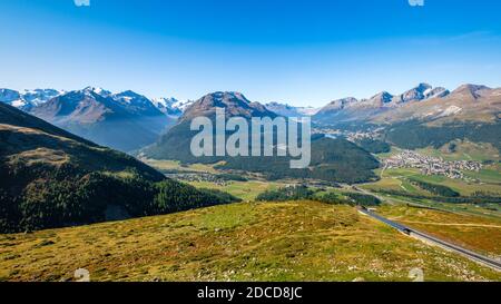 Vue panoramique depuis Muottas Muragl (Graubünden, Suisse) de Pontresina, Val Roseg, Celerina, la haute vallée de l'Engadine et les quatre lacs Banque D'Images