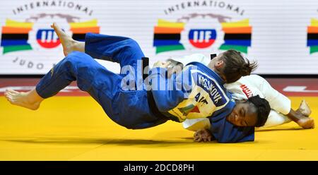 Prague, République tchèque. 20 novembre 2020. CLARISSE AGBEGNENOU de France MAGDALENA KRSSAK (à gauche) d’Autriche lutte lors de la finale des femmes sous 63 kg aux championnats d’Europe de judo à Prague, République tchèque, le 20 novembre 2020. Crédit : vit Simanek/CTK photo/Alay Live News Banque D'Images