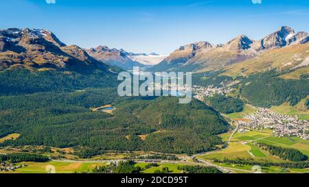 Vue depuis Muottas Muragl (Grisons, Suisse) de Celerina, la vallée de la haute Engadine et les quatre lacs de la haute Engadine Banque D'Images