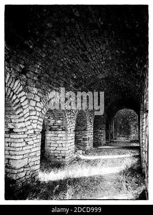 Monochrome gros plan du tunnel sombre vers nulle part avec des arches et des pavés. Photo de haute qualité Banque D'Images