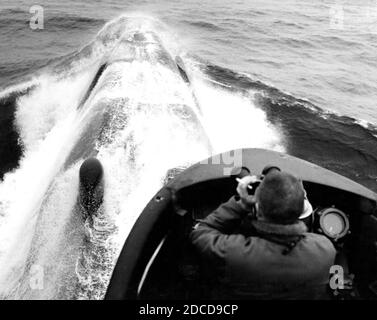 L'USS Nautilus plonge dans l'océan Arctique, 1958 Banque D'Images