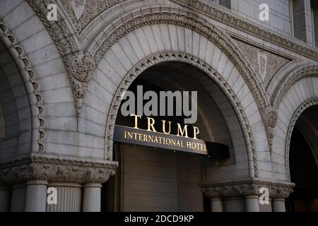 Washington, États-Unis. 20 novembre 2020. Vue générale de l'hôtel Trump International, situé à l'intérieur de l'ancien bureau de poste, à Washington, DC, le 20 novembre 2020, dans le contexte de la pandémie du coronavirus. Alors que le nombre de cas confirmés de la COVID-19 grimpe avec la croissance exponentielle du pays, le président Donald Trump continue de refuser à l'équipe de transition de Biden l'accès au financement et aux données du gouvernement. (Graeme Sloan/Sipa USA) Credit: SIPA USA/Alay Live News Banque D'Images