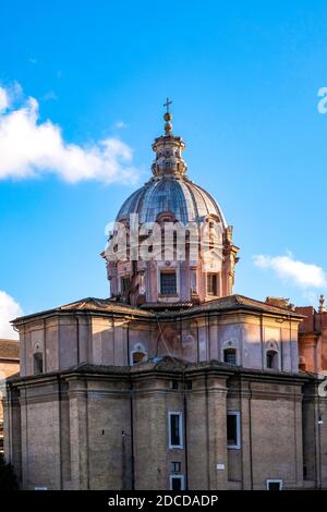 Chiesa dei Santi Luca e Martina - Dôme de l'église baroque face à un ciel bleu nuageux - Rome, Italie Banque D'Images
