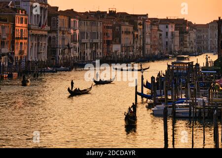 Venise, Vénétie, Italie, Europe - octobre 16 2020 : télécabine sur le Grand Canal au coucher du soleil, pont du Rialto, Venise, Italie, UNESCO Banque D'Images