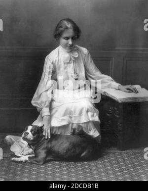 Hellen Keller avec chien et livre en braille, 1904 Banque D'Images