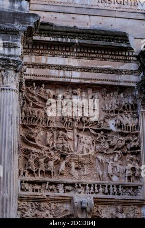 Gros plan Détails de l'Arche de Septimius Severus - Arche triomphale en marbre blanc - Rome, Italie Banque D'Images