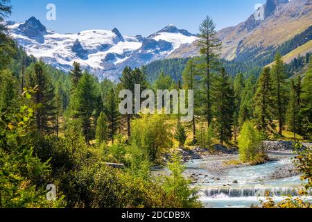 Magnifique nature de la vallée de Roseg en septembre. C'est une vallée des Alpes suisses, située au nord de la chaîne de Bernina à Graubünden Banque D'Images