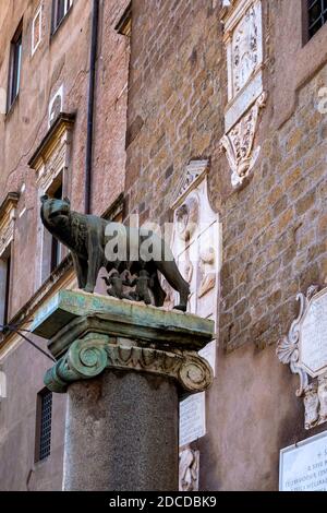 Capitoline Wolf ('Lupa Capitolina') - sculpture en bronze représentant une scène de la légende de la fondation de Rome, Italie Banque D'Images