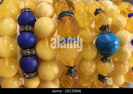 Bracelets chers en ambre Baltique avec inserts turquoise Banque D'Images
