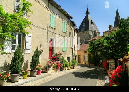 Le Dorat, rue dans le joli village français. Banque D'Images