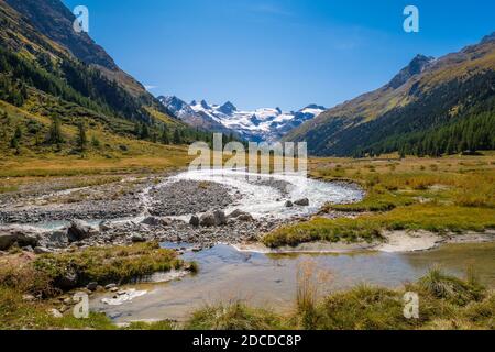 Magnifique nature de la vallée de Roseg en septembre. C'est une vallée des Alpes suisses, située au nord de la chaîne de Bernina à Graubünden Banque D'Images