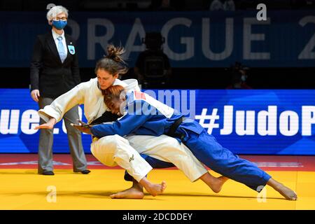 Prague, République tchèque. 20 novembre 2020. MARIE EVE GAHIE de France, de droite et MIRIAM BUTKEREIT d'Allemagne se battent lors de leur match féminin de moins de 70 kg dans le cadre des championnats européens de judo à Prague, République tchèque, le 20 novembre 2020. Crédit : vit Simanek/CTK photo/Alay Live News Banque D'Images