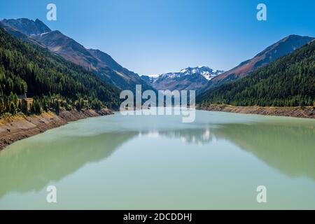 Réservoir Gepatsch dans la vallée de Kauner (Tyrol, Autriche) à midi. Cette vallée dispose de la belle route de montagne la route des glaciers de la vallée de Kauner Banque D'Images