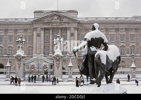 GRANDE-BRETAGNE /Angleterre / Londres /Buckingham Palace après une nuit de neige abondante. Banque D'Images