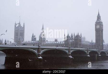 Neige sur Maisons du Parlement et Big Ben Londres Angleterre Banque D'Images