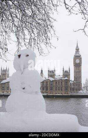 GRANDE-BRETAGNE /Angleterre / Londres /UN bonhomme de neige sur les rives de la Tamise en face des chambres du Parlement. Banque D'Images