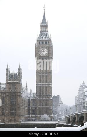 Neige sur Maisons du Parlement et Big Ben Londres Angleterre Banque D'Images