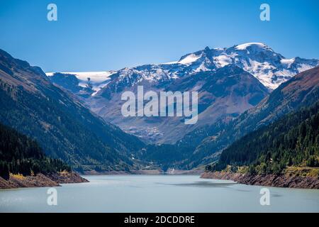 Réservoir Gepatsch dans la vallée de Kauner (Tyrol, Autriche) à midi. Cette vallée dispose de la belle route de montagne la route des glaciers de la vallée de Kauner Banque D'Images