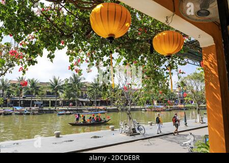 Bateaux touristiques colorés sur le Thu bon River, Hoi an, Vietnam, Asie Banque D'Images