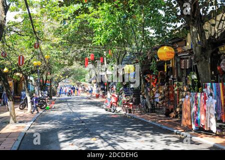 Une scène de rue colorée à Nguyễn Thị Minh Khai rue dans le vieux quartier, Hoi an, Vietnam, Asie Banque D'Images