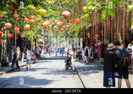 Une scène de rue colorée dans le vieux quartier, Hoi an, Vietnam, Asie Banque D'Images