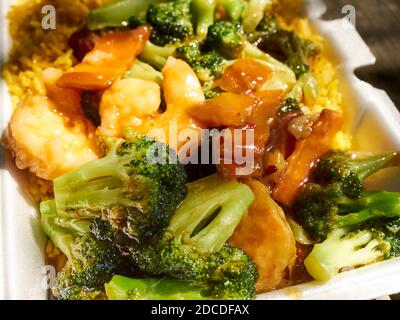 Crevettes au brocoli sur du riz frit - un chinois/américain emblématique retirer le plat dans un récipient en mousse plastique Banque D'Images