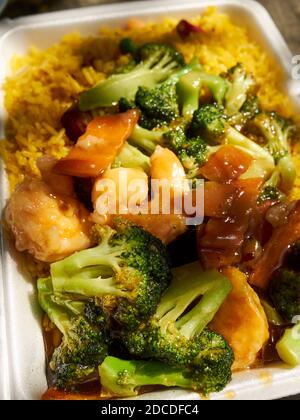 Crevettes au brocoli sur du riz frit - un chinois/américain emblématique retirer le plat dans un récipient en mousse plastique Banque D'Images