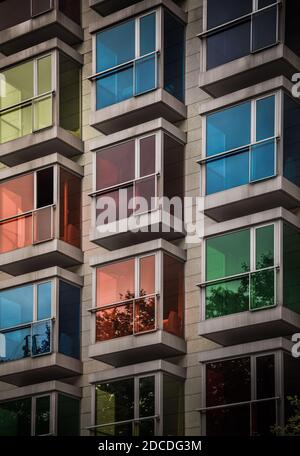 Bilbao, Espagne, le 22 juillet 2018 - Hôtel Hesperia, immeuble avec fenêtres multicolores au pays basque. Banque D'Images