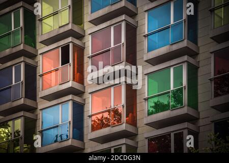 Bilbao, Espagne, le 22 juillet 2018 - Hôtel Hesperia, immeuble avec fenêtres multicolores au pays basque. Banque D'Images