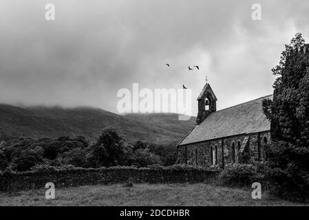 Église paroissiale de Beddgelert par une journée nuageux Banque D'Images