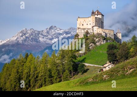 Montagnes entourant le château de Tarasp, dans le canton des Grisons (Engadin) Suisse. Tarasp est un village de Grisons, en Suisse Banque D'Images