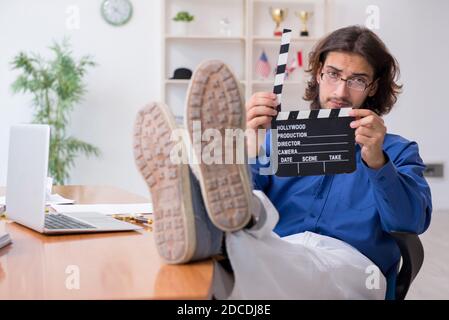 Réalisateur travaillant en studio Banque D'Images