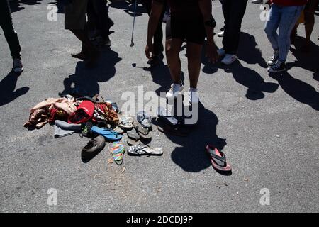 Des chaussures et des chaussons laissés pour compte en fuyant les manifestants des gaz de tareat pendant la manifestation.les partisans de EFF protestent à la suite d'un incident controversé à l'école secondaire de Brackenfell, où un groupe d'étudiants et d'enseignants a été accusé d'accueillir une danse matricielle privée « blanche seulement ». La police a tiré des canons à eau, des gaz lacrymogènes et des grenades lacrymogènes contre les manifestants alors qu'ils se rendirent à l'école. Banque D'Images